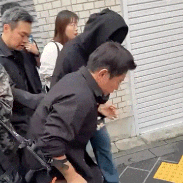 天天盈 周杰伦驼背上热搜！18岁确诊\＂不死癌症\＂，他疼了20多年有多难熬？